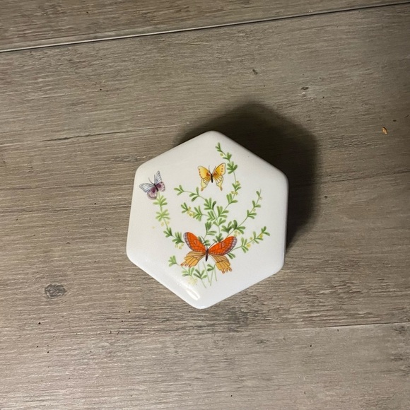 Vintage Shafford Japan Porcelain Butterfly Hexagonal Trinket Box - Picture 2 of 4